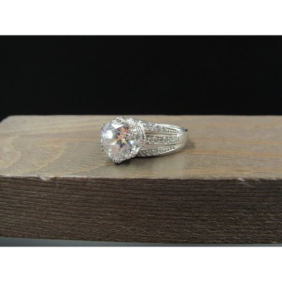 Size 7 Sterling Silver Gorgeous Round Cubic Zirconia With Accents Band Ring - Picture 4 of 10